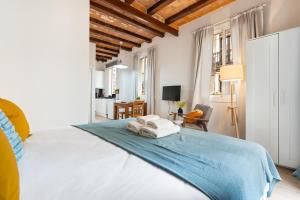Letto o letti in una camera di Lodging Apartments Barceloneta Beach Studio 12