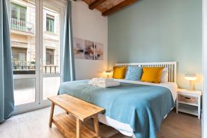 Säng eller sängar i ett rum på Lodging Apartments Barceloneta Beach Studio 12