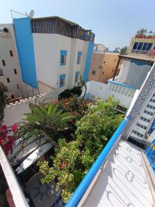 vistas a un balcón con plantas y edificios en CampSurf Morocco, en Tamraght Ouzdar