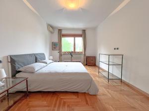 Un dormitorio con una cama grande y una ventana en The Boutique Houses Milan - Luxury collection, en Milán