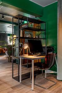 un ufficio con una scrivania e un computer di xhotel a Ludvika