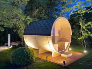 une cabane dans un jardin la nuit dans l'établissement La Petite Maison de Giverny - Gîte de charme 5 étoiles au cœur du village - 3 Chambres, à Giverny