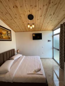 TV a/nebo společenská místnost v ubytování Lake Bliss Cabins