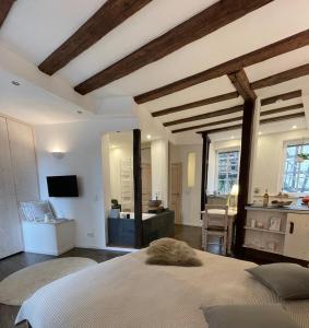 En eller flere senge i et værelse på 2 kleine Altstadt-Ferienwohnungen mit Garten & Herz