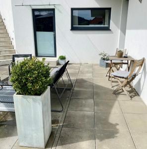 a patio with a table and chairs and a table with plants at Wachaulodge in Weissenkirchen in der Wachau