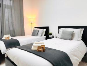 1 dormitorio con 2 camas y bandeja. en GabLar House, en Alba