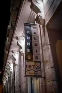 カンヌにあるNemea Appart Hotel Cannes Palaisの建物脇の看板