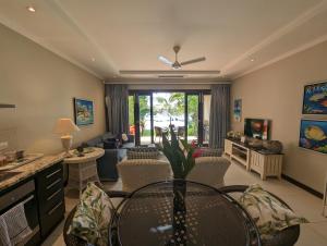 un soggiorno con tavolo e sedie di Papay Suite by Simply-Seychelles a Eden Island