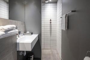 un bagno con un lavandino bianco e una doccia di Comwell Holte a Holte