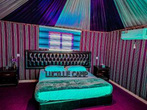 sypialnia z dużym łóżkiem w namiocie w obiekcie Rum Lucille Luxury camp w mieście Wadi Rum