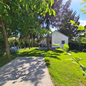 Vonkajšia záhrada v ubytovaní Világos Kert Balatonvilágos Chill House