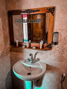 W łazience znajduje się umywalka i lustro. w obiekcie Rum Lucille Luxury camp w mieście Wadi Rum