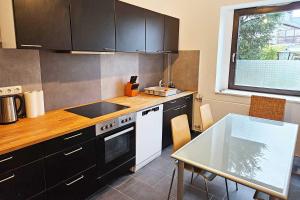 Virtuve vai virtuves zona naktsmītnē Work & Stay Apartment in Leverkusen