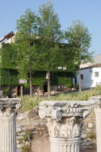 zwei weiße Säulen vor einem Gebäude in der Unterkunft Hotel Bella in Selçuk