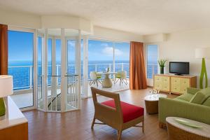 TV a/nebo společenská místnost v ubytování Sunscape Curacao Resort Spa & Casino