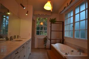 baño con bañera, 2 lavabos y ventana en villa chanoine poupard, en Nantes