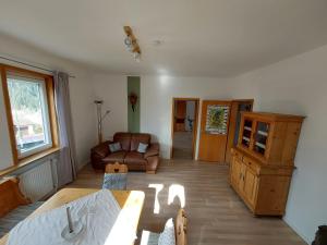 una sala de estar con una mesa y un sofá en FEWO SALENBERG, en Freudenstadt