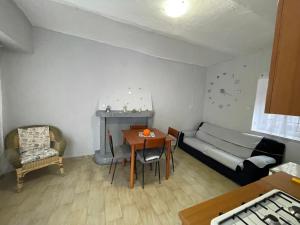 ein Wohnzimmer mit einem Sofa und einem Tisch in der Unterkunft CASA COLLINARE Rifugio nel Cuore dell'Abruzzo 