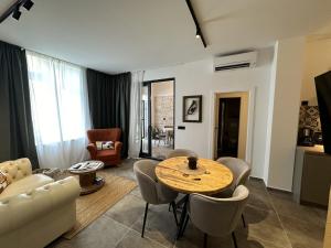 een woonkamer met een tafel en stoelen bij Apartments Urban in Poreč