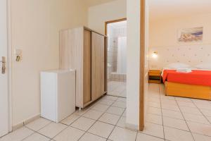 sypialnia z łóżkiem i łazienką w obiekcie Eri Beach & Village Hotel w mieście Hersonissos