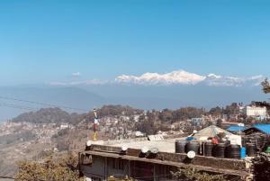 vistas a una ciudad con montañas en el fondo en Goroomgo Broadway Anexy Darjeeling Near Mall Road - Best Service Awarded, en Darjeeling