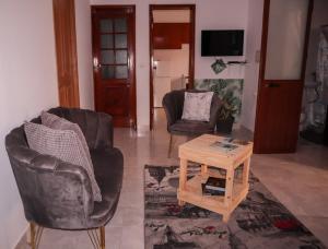 uma sala de estar com duas cadeiras e uma mesa de centro em Escape House em Tarrafal