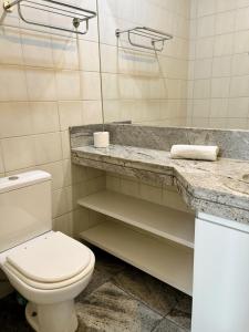 uma casa de banho com um WC e uma bancada em mármore. em LK Barro Preto 9 em Belo Horizonte