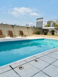 a swimming pool on top of a building at LK Barro Preto 9 in Belo Horizonte