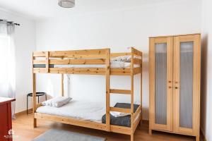 מיטה או מיטות קומותיים בחדר ב-By Santa