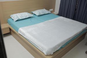 uma cama com duas almofadas em cima em Kookee Villa em Hātgarh