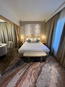 Postel nebo postele na pokoji v ubytování Krishna Palace Hotel