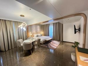 Postel nebo postele na pokoji v ubytování Krishna Palace Hotel