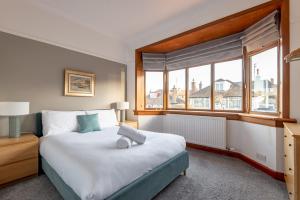 a bedroom with a large bed and a window at Livingstone Lodge in St. Andrews