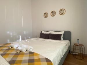 1 dormitorio con 1 cama grande y toallas. en Almada Central Apartment, en Almada