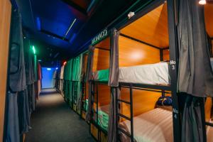 מיטה או מיטות קומותיים בחדר ב-Capsuleaccom Hostel