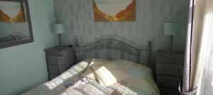 グレート・ヤーマスにある3 Bed Chalet - Sleeps 6 - Parking - Garden - Wifiのベッドルーム1室(ベッド1台、ドレッサー2台、鏡付)