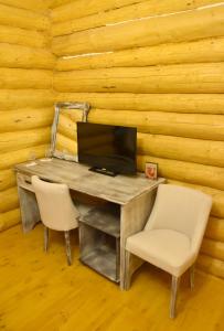 蘇恰瓦的住宿－Domeniul Haiducilor Bucovina，一张带电脑和两把椅子的桌子