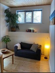 un soggiorno con divano blu e tavolo di Alte Schmiede - b51497 a Kiel