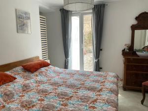 1 dormitorio con cama y ventana en Casa Vittoria, en Mattinata