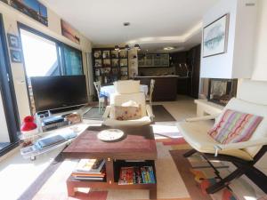 a living room with a tv and a table at Bénodet, appart. 3*, plage à pied, parking privé - FR-1-481-52 in Bénodet