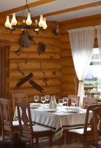 蘇恰瓦的住宿－Domeniul Haiducilor Bucovina，用餐室配有带酒杯的桌子