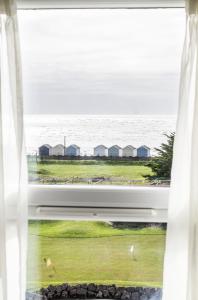 okno z widokiem na ocean w obiekcie Offshore - The Inn Collection Group w mieście Lytham St Annes