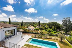 ein Bild eines Hauses mit Pool in der Unterkunft Villa luxe - St Paul - Piscine - A/C in Saint-Paul-de-Vence