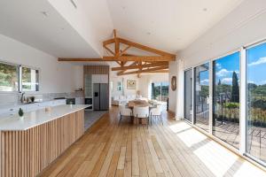 eine offene Küche und ein Wohnzimmer mit einem Essbereich in der Unterkunft Villa luxe - St Paul - Piscine - A/C in Saint-Paul-de-Vence