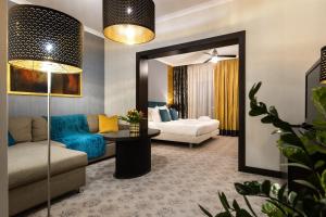 salon z kanapą i lustrem w obiekcie Hotel Iskierka Business & Spa w Mielcu