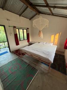 Nanu's Bardiya Homestay في Bhurkīā: غرفة نوم بسرير في غرفة