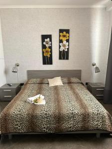 サン・チェザーレオにあるRaggio di Soleのベッドルーム1室(壁に3枚の写真が飾られたベッド1台付)