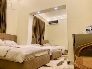 um quarto de hotel com duas camas e um espelho em Sidi Hamad Pyramids INN no Cairo
