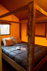 En eller flere senger på et rom på Camping les Vallons de l'Océan