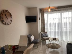 TV a/nebo společenská místnost v ubytování La belle étape proche centre ville et grande plage